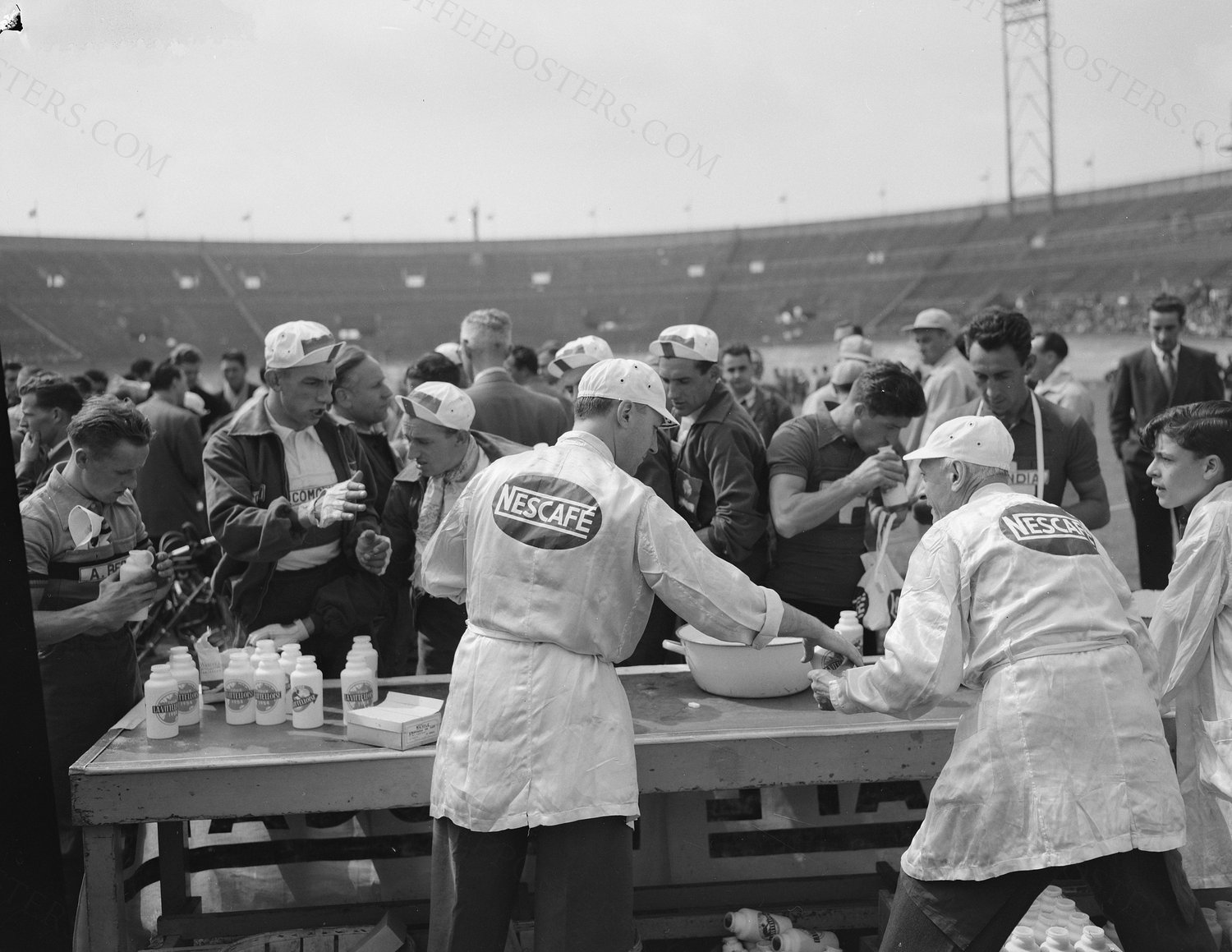 Tour de France , vertrek uit Amsterdam, ravitaillering van de renners, Bestan… by Daan Noske / Anefo, 1954 — archival coffee print from Wikimedia Commons (institutional source)
