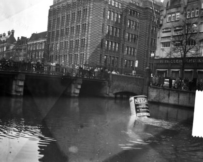 Reclame voor koffie Nescafé in gracht Amsterdam, Bestanddeelnr 934-6112 by Joop van Bilsen for Anefo, 1957 — archival coffee print from Wikimedia Commons (institutional source)