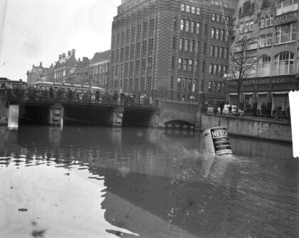 Reclame voor koffie Nescafé in gracht Amsterdam, Bestanddeelnr 934-6111 by Joop van Bilsen for Anefo, 1957 — archival coffee print from Wikimedia Commons (institutional source)