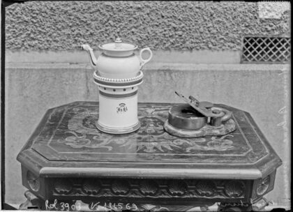 Maison de Honoré Balzac [sic] [Paris, 16e] : encrier et cafetière : [photographie de presse] / [Agence Rol]