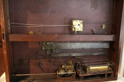 Bilderuhr-Kaffeegesellschaft-Rückseite by Oursana, 2016 — archival coffee print from Wikimedia Commons (institutional source)