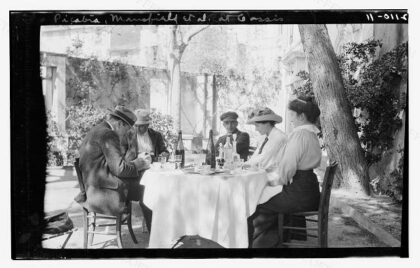 [Francis Picabia and F.M. Mansfield with 2 women and a man at outdoor café table