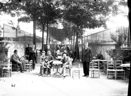 Portrait de groupe dans un café