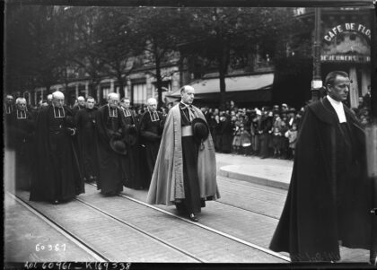 4/9/20, Mgr Roland-Gosselin aux obsèques de Mgr Amette [près du Café de Flore, boulevard St Germain] : [pho…