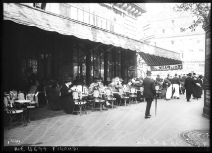 19-10-1, Café de la Paix : [photographie de presse] / [Agence Rol]