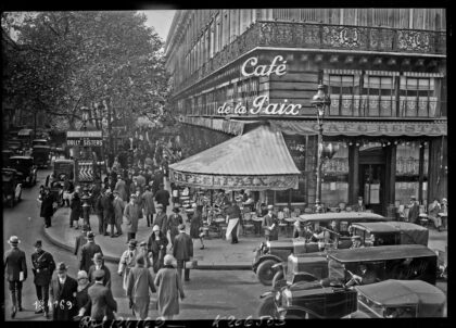 [Circulation automobile et passants près du Café de la Paix, à l'angle de la place de l'Opéra et du bouleva…