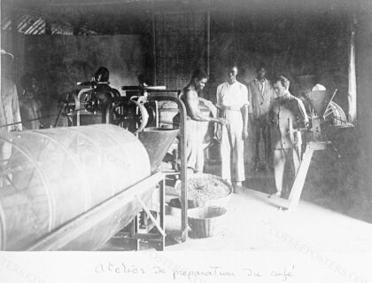 Atelier de préparation du café au Dahomey