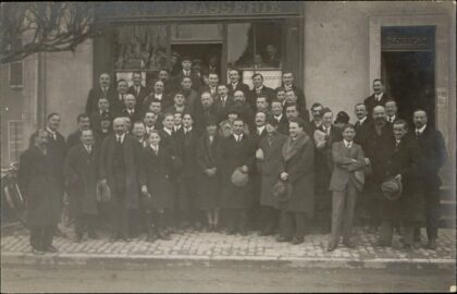 [Groupe de personnes devant un café brasserie]