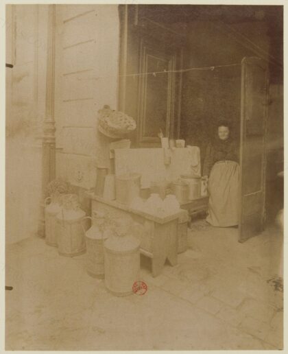 Marchande de Café [la laitière] : rue Mouffetard : [photographie] / [Atget]